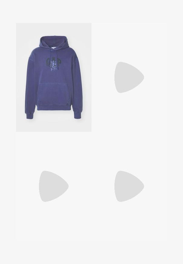 GAP Felpa con cappuccio - dark blue; T-shirt bianca in cotone con scollatura rotonda, maniche corte e un piccolo logo nero "W.W." sul lato sinistro del petto. Tessuto liscio, vestibilità regolare.; Pantaloni utility in cotone marrone con design a gamba dritta, dotati di tasche anteriori e dettagli in metallo per una maggiore durata.; Scarpe da ginnastica nere alte con suola e lacci bianchi, abbinate a jeans di denim blu larghi, appoggiate su un parapetto grigio.