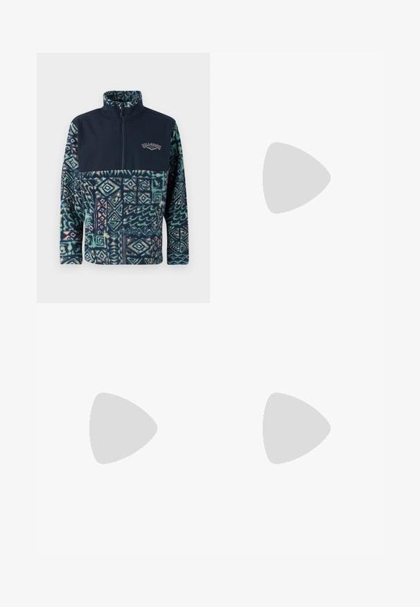 Fleece puslinis megztinis su tamsiai mėlyna viršutine dalimi ir raštuota apatine dalimi žalsvų, mėlynų, rožinių atspalvių, su užtrauktuku ir logotipo detale.; Balta medvilninė marškinėliai trumpomis rankovėmis ir apvaliu iškirpimu. Viduryje esantis tekstas sako "SVEIKI ATVYKĘ Į PARADISĄ" kreiptu žaliu šriftu.; Juodi džinsai su laisvu siluetu, turintys kontrastingas balto siūlo siūles, mygtuko uždarymą ir tiesų kojos dizainą.; Mėlyni Nike Dunk sportbačiai, turintys odinį apatinį sluoksnį su skirtingomis mėlynos spalvos atspalviais, perforuotą pirštų dėklą ir guminį padu su tekstūruotu sukibimu.