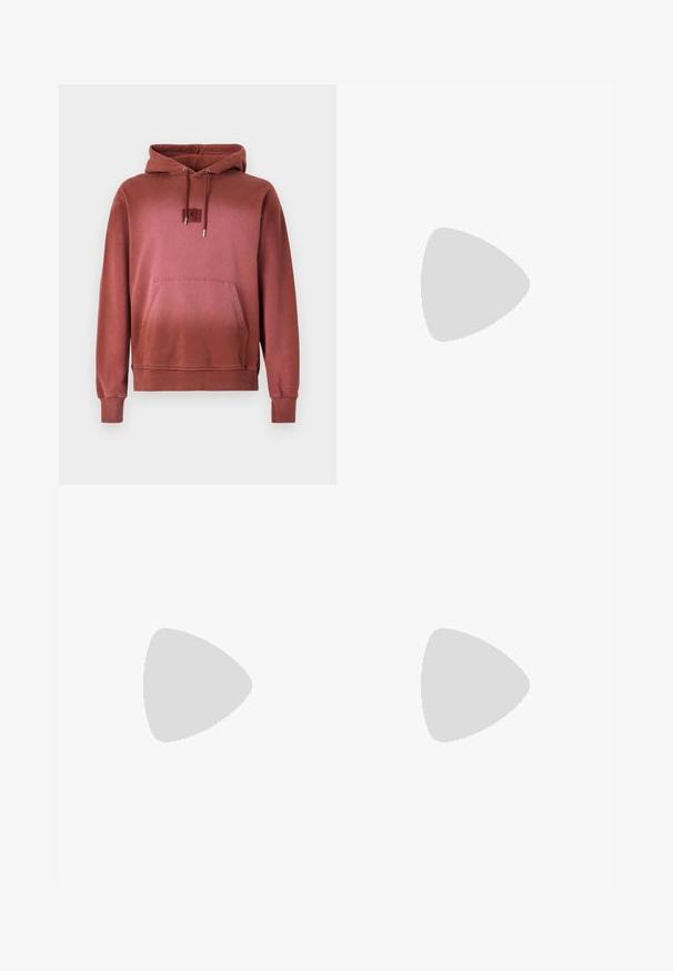 Sweat-shirt à capuche rouge en tissu doux, avec une poche frontale, des poignets côtelés et un petit patch logo sur la poitrine.; Sweatshirt lavande à manches longues en coton, doté de bords-côtes aux poignets et d'un petit logo Nike brodé sur la poitrine. Texture douce et légère.; Pantalons de survêtement noirs avec taille élastiquée, coupe ample, chevilles côtelées, texture lisse et sans motifs ni accents matériels visibles.; Sneaker Nike Air Max 90 blanche avec une tige en mesh et cuir, une boîte à orteils perforée et une unité air visible au talon.