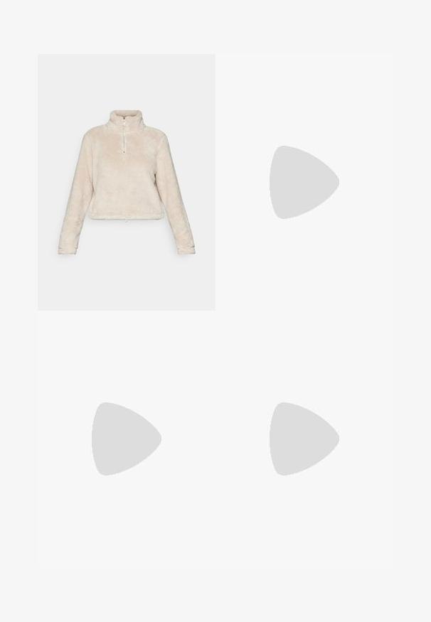 Fleece-Poloshirt mit Viertelreißverschluss in hellbeige, mit hohem Kragen, langen Ärmeln und einem Kordelzugsaum. Weicher, strukturierter Stoff.; Abgeschnittenes weißes T-Shirt aus geripptem Stoff mit kurzen Ärmeln und Rundhalsausschnitt; mit kleinem schwarzen Nike-Logo auf der Brust.; Cremfarbene Sportshorts mit einem geschichteten Design, elastischem Bund und integrierten, enganliegenden Shorts. Haben ein kleines blaues Logo an der Seite.; Weißer Sportschuh mit einer schwarzen und pinken Mittelsohle, strukturiertem Obermaterial und auffälligem Nike-Swoosh, ausgestattet mit Schnürsenkeln und einem gepolsterten Kragen.