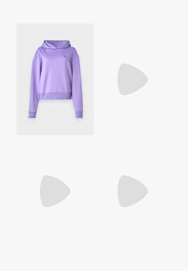 Replay Felpa - lavender; Jeans a zampa d'elefante in denim blu medio con vita alta, cinque bottoni e orlo sfilacciato. Presentano un risvolto più chiaro in fondo e una texture sbiadita.; Sneaker grigio chiaro realizzato in suede e rete, con tre strisce bianche, punta arrotondata e suola in gomma color caramello. Accento del logo dorato vicino ai lacci.; Orecchini a cerchio in argento con un design torciglionato, caratterizzati da una finitura lucida e chiusura a perno. Misurano circa 3 cm di diametro.