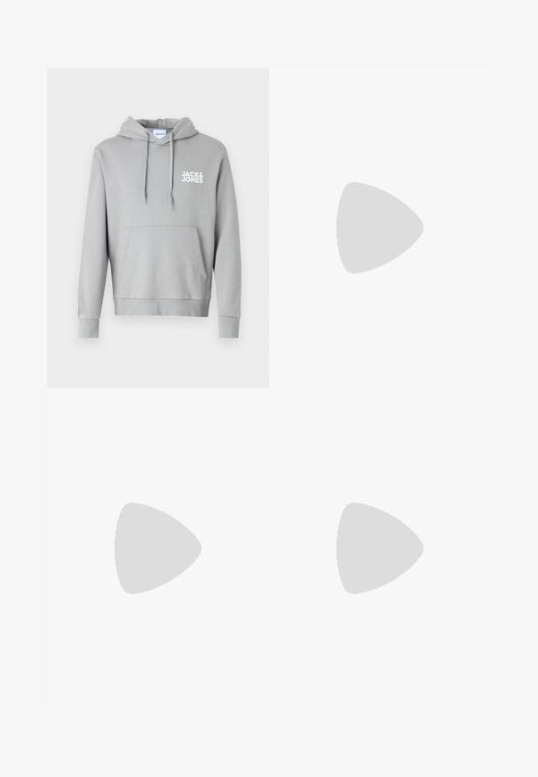 Jack & Jones JJECORP LOGO HOOD - Hoodie - ultimate grey; Blauwe denim cargoshorts met een hoge taille, meerdere cargozakken aan de zijkanten en een klassieke vijf-pocket stijl. Stonewashed textuur.; Zwarte lage sneakers met witte strepen, zwarte veters, gestructureerde zwarte zool en witte hielaccent, met het merk "JACK & JONES" aan de zijkant.; Zwarte stof heuptas met een afgeronde vorm, voorzak met rits en een gladde textuur. Geen zichtbare patronen of accenten. Lichtgewicht ontwerp.