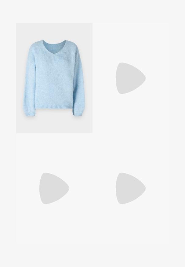 Lichtblauwe gebreide trui met een V-hals, lange mouwen en een geribde zoom. De textuur lijkt zacht en enigszins pluizig. Geen zichtbare patronen.; Lichtblauwe flared jeans van denim, met een hoge taille, vijf zakken en een enkele knoopsluiting. Zachte textuur met een vervaagde afwerking.; Lichtblauwe canvas sneakers met een crème rubberen neuskap en zool, voorzien van witte veters en een trekstrip op de hiel.; Zwarte leren handtas met een gladde textuur, rechthoekige vorm en twee lange handvaten. Geen zichtbare hardware of versieringen.