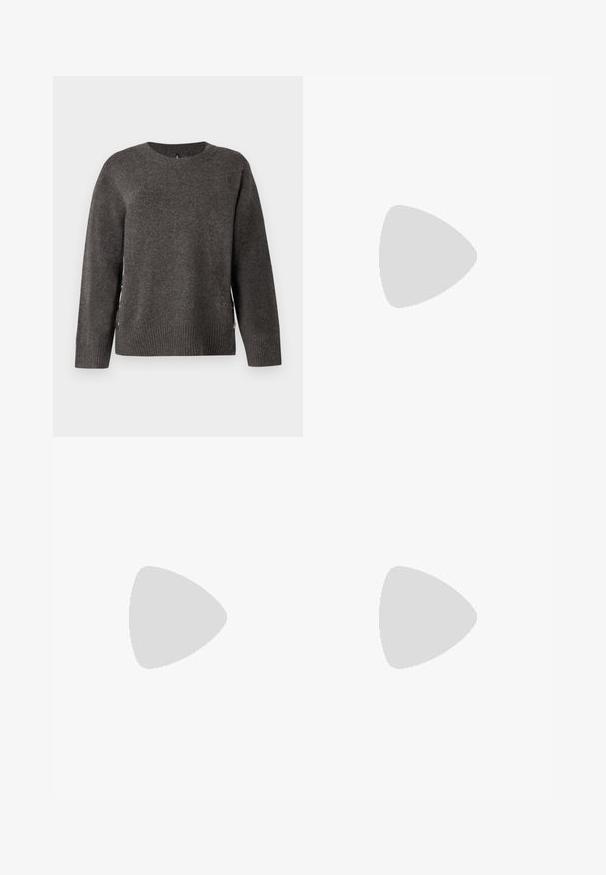 Pull en tricot gris avec un col rond, un ourlet côtelé et des boutons sur les côtés pour un design unique. Texture douce avec une silhouette classique.; Mini jupe en motif pied-de-poule brun et beige avec un léger détail de drapé et des passants de ceinture sur un fond blanc.; Botte à genoux bordeaux foncé avec texture crocodile et talon bloc sur fond blanc, vue de côté.; Sac à main en cuir verni marron de forme rectangulaire, avec deux longues poignées et des accents courbés subtils à l'avant.