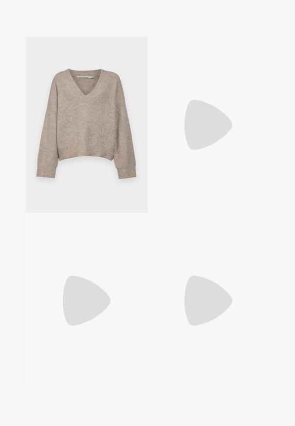 Beige gestrickter Pullover mit V-Ausschnitt und cropped Design. Verfügt über lockere Ärmel und ein strukturiertes Muster im gesamten Oberteil.; Weit geschnittene Hosen aus dunkelgrauem Denim mit zwei vorderen Taschen, einem sauberen Bund und einer glatten Textur mit dezenten Steppnähten.; Hohe schwarze Kunstlederstiefel mit einer abgerundeten Zehe, einem Akzentgürtel-Schnallen-Detail und einem stabilen Absatz. Glatte Textur und vertikale Naht am Schaft.; Olivgrünes Lederhandtäschchen mit einem lässigen Design, das verschiedene runde Ausschnitte in unterschiedlichen Größen und Akzente in dunkleren und helleren Farbtönen aufweist.