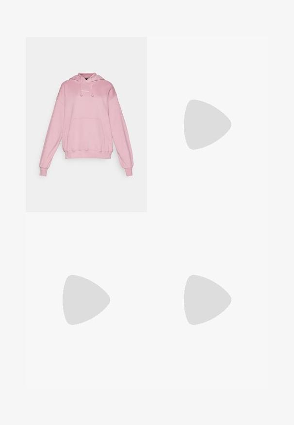 Peak Performance ORIGINAL HOOD - Jersey con capucha - bitter root; Pantalones cortos deportivos negros con una cinturilla elástica y un sutil acento verde en la parte posterior. Fabricados con tejido ligero, presentan un logo en el dobladillo.; Zapatilla de running de color rosa claro con parte superior de malla texturizada, entresuela gruesa y suela exterior robusta. Presenta el logo en el lateral y elementos de diseño en capas.; Gafas de sol con un marco gris translúcido, lentes tintados y diseño angular. Cuenta con una pieza nasal distintiva y patillas texturizadas en gris oscuro.