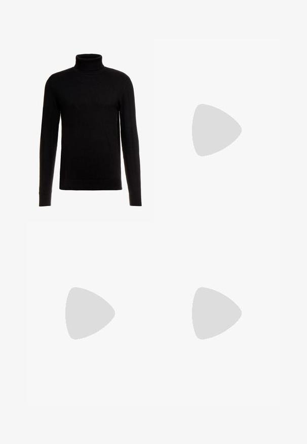 Svart turtleneck-tröja i mjukt stickat tyg; har långa ärmar och ribbat fåll och krage för en åtsittande silhuett.; Svart skjorta med knappar, tillverkad av ett slätt tyg, som har två bröstfickor, en krage med spets och knäppningar vid ärmsluten. Enkelt mönster med minimal detaljer.; Ljusblå denimjeans med rak bendesign, hög midja och minimala sömnadsdetaljer. Tyget har en mjuk, något urvaskad textur.; Svarta läderloafers med en slät finish, med en framrem och en chunky gummisula med spåriga detaljer.