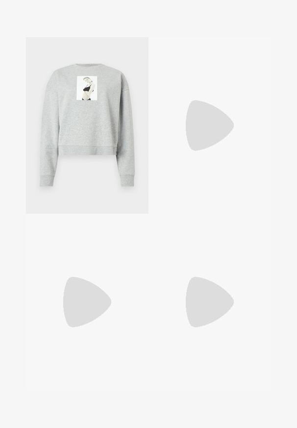Maglione grigio corto realizzato in un tessuto morbido, con una stampa fotografica frontale centrata sul petto. Maniche e collo a costine.; Jeans flare azzurri in denim, caratterizzati da una vita alta, tasche anteriori e un orlo grezzo ai polsini per un look casual.; Tacchi slingback in pelle nera con punta affusolata, caratterizzati da un tacco alto e un accento dorato sulla cinghia regolabile. Texture liscia.; Borsa a mano in pelle nera con un design strutturato, caratterizzata da una forma corta, manico superiore e accessori in metallo dorato. Inclusa tracolla regolabile.