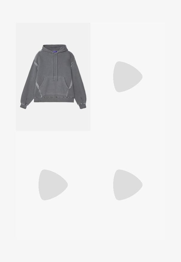 A-COLD-WALL* FACADE HOODIE - Sweat à capuche - black onyx; Pantalons cargo en mélange de coton vert olive, dotés de poches latérales, d'une fermeture à bouton et d'une coupe décontractée avec des coutures renforcées.; Des chaussures Nike noires présentent une tige en mesh avec des rayures d'accent, un laçage texturé et une semelle en caoutchouc noir. Portées avec des chaussettes noires côtelées.; Lunettes de soleil bleues et vertes avec des verres rectangulaires ; monture transparente ; branches bleues texturées ; verres sombres ; marque notable sur le côté.