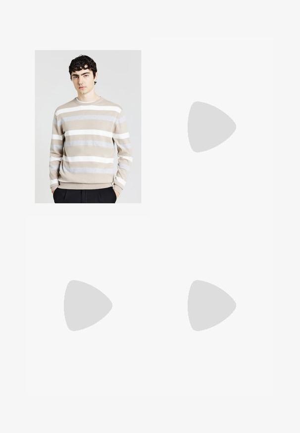 Gestreifter Pullover für Herren in Beige, Grau und Weiß. Weicher Stoff, runder Ausschnitt und gerippte Bündchen. Horizontale Streifen variieren in der Breite.; Schwarzes T-Shirt mit kurzen Ärmeln aus Baumwolle, mit Rundhalsausschnitt und einem kleinen, auf der Brust gestickten Logo. Glatte Textur, normale Passform.; Schwarze Hose mit geradem Schnitt, aus einem glatten Stoff gefertigt. Verfügt über Vorderfalten und einen einzelnen Knopfverschluss an der Taille.; Mango Business-Slipper - black