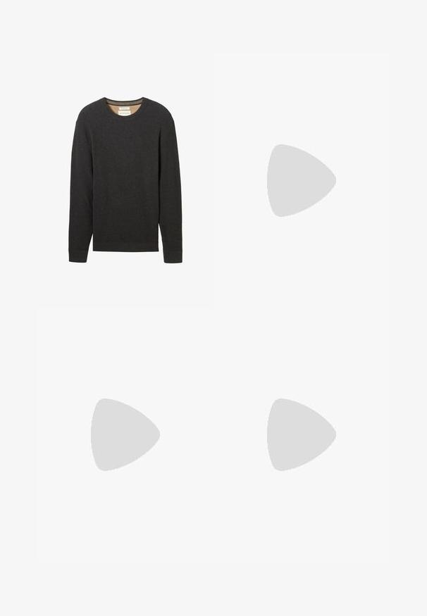 Jersey negro acanalado con cuello redondo y mangas largas. Tejido texturizado y etiqueta visible en el cuello.; Camiseta blanca de manga corta hecha de algodón, con un cuello redondo y una textura suave, con un corte recto y sin patrones.; Jeans de mezclilla azul claro con un diseño de pierna recta, cierre de botón y cinco bolsillos. Desgaste visible en los muslos; detalles cosidos en naranja.; Zapatilla deportiva New Balance con parte superior de malla, predominantemente blanca con acentos en gris y azul marino, que presenta una suela acolchada y detalles texturizados.