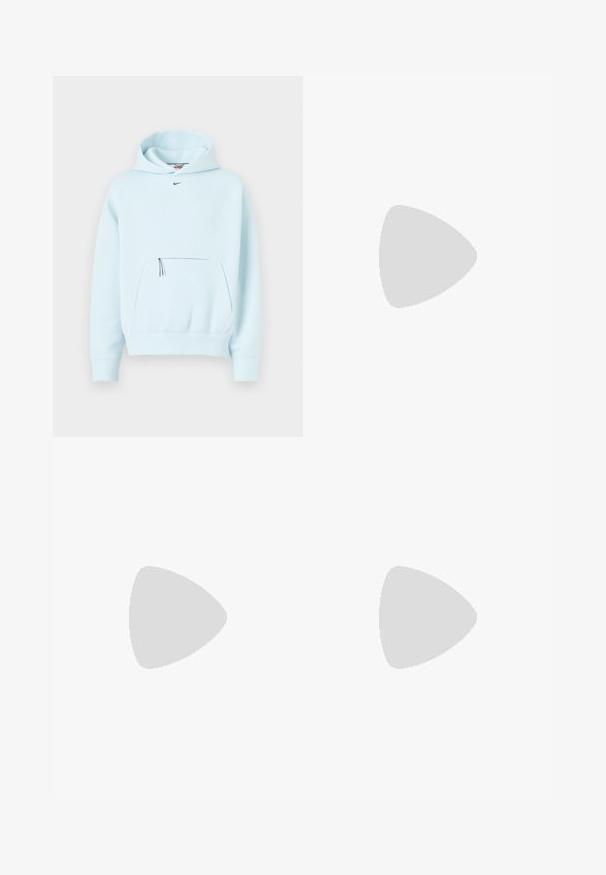 Šviesiai mėlynas gaubtas zūdas, pagamintas iš švelnios medžiagos, su kengūros kišene, subanguotais rankogaliais ir mažuoju juodu logotipu ant krūtinės.; Juodi, su elastiniu juosmeniu sportiniai kelnės su laisvu siluetu, suapvalintais kulkšnimis, lygia tekstūra ir be matomų raštų ar metalinių akcentų.; Baltos Nike Air Max 90 sportbačiai su.comi ir odos viršumi, perforuota pirštų dėžute ir matomu oro pagalvėle kulne.; Juodi akiniai saulės su matinio paviršiaus užbaigimu, stačiakampiai lęšiai, švelnus lenkimas ant šventyklų, subtilus logotipo detalizavimas ir dūminiai lęšiai.