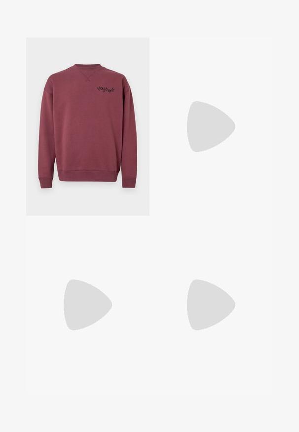 Kestenjasta pamučna dukserica s okruglim izrezom i rebrastim manžetama. Sadrži crni logo otisnut na lijevoj strani prsnog dijela. Glatka tekstura.; Bijela pamučna majica kratkih rukava s okruglim izrezom, sa malim zlatnim logotipom na lijevoj strani prsnog koša. Mekana tekstura i standardni kroj.; Oznaka s viš jezicima, simbolima za njegu i ikonama za reciklažu, otisnuta na mekom materijalu nalik tkanini svijetle boje.; Crne kožne cipele sa vezanjem, okruglog vrha, sa teksturiranom gumom potplatom i žutim šavom oko baze. Ravni dizajn i glatka završna obrada.