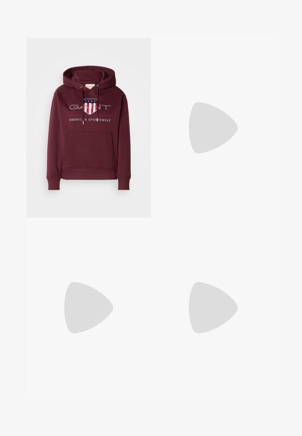 Maroon hoodie made of soft fabric, featuring a front pocket, drawstrings, and a logo with a shield and "1949" text on the chest.; Samsøe Samsøe SHELLY - Relaxed fit jeans - clear cream; White sneaker with a smooth leather upper, round toe, flat laces, and a textured logo patch on the side. Rubber sole with minimal tread.; Cream-colored handbag with a textured finish, curved shape, short handle, and gold-tone logo detail. Zipper closure at the top.