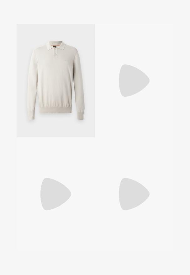 Jasno beżowy sweter z dzianiny z klasycznym kołnierzykiem, trzema guzikami oraz ściągaczami przy mankietach i u dołu. Dyskretne logo wyszyte na piersi.; Niebieskie dżinsy z prostą nogawką. Posiadają wyblakłe obszary oraz lekkie przetarcia na przodzie, z klasycznym zapięciem na guzik.; Brązowe zamszowe mokasyny o teksturowanym wykończeniu, okrągłym nosku i kontrastowej gumowej podeszwie. Zawierają subtelne oznaczenie w pobliżu pięty.; Saszetka w ciemnoniebieski wzór tie-dye z zamkiem błyskawicznym na górze, teksturowany materiał i wyraźny detal z logo z przodu.