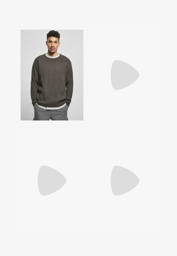 Donkerbruin geribbeld sweater met een ronde halslijn en raglanmouwen, gelaagd over een wit shirt. De textuur ziet er zacht en comfortabel uit.; Grijze katoenen loungebroeken met een elastische tailleband, trekkoord en twee zijzakken; rechte pijpen, zachte textuur, zonder patronen.; Tan suède enkelboot met zwart gevoerd kraagje, gouden metalen oogjes, witte stikdetails en een robuuste rubberen zool met uitgesproken profiel.; Zonnebril met een slank, lichtgrijs kunststof frame, wikkelontwerp, donkere lenzen en een gladde textuur. Beschikken over minimale branding aan de zijkant.