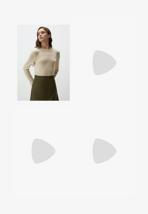 Pull beige à manches longues avec un col rond et une texture tricotée, associé à une jupe vert olive, dotée d'une finition lisse et d'une coupe ajustée.; Pantalons larges marron avec une texture lisse, dotés d'une taille haute et de plis à l'avant. Le tissu est léger et tombe de manière fluide.; Sandale à talons hauts en suede marron avec un bout ouvert, une bride de cheville réglable et une semelle de plateforme rayée.; Sac à main en toile marron doux de style hobo avec une large sangle unique et une ouverture en haut arrondie, présenté sur un fond blanc.