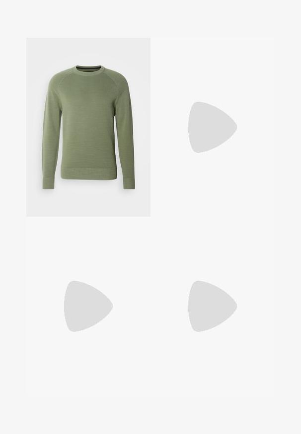 Marc O'Polo CREWNECK WITH RAGLAN WAVE STRUCTURE - Trui - victorian mist; Zwarte cargobroek van duurzaam stof, met zijzakken, een knoopsluiting en een slim fit ontwerp. Gladde textuur met minimale details.; Zwarte hoge sneakers met witte zool en veters, gecombineerd met losse blauwe denim jeans, rustend op een grijze leuning.; Groene rechthoekige zonnebril met stevige donkere lenzen, dikke transparante monturen en een lichte glanzende afwerking. Accenten op de veren.