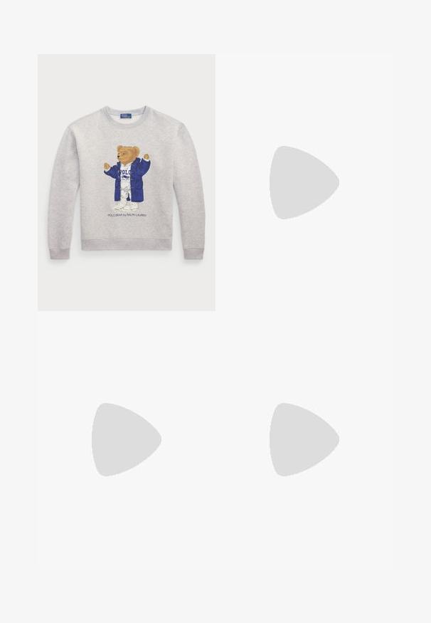 Hanorac gri deschis cu un grafic care reprezintă un urs îmbrăcat într-o haină albastră și o ținută albă. Manșete și tiv cu nervuri. Textul "Polo Bear by Ralph Lauren" este situat dedesubt.; Jeans cu picioare late din denim alb-crem. Design cu talie înaltă, cu închidere prin nasture, două buzunare frontale și detalii cu cusături contrastante.; Șlapi cu o curea bej cu model geometric, un accent rotund galben pe partea superioară și o talpă plată, deschisă la culoare.; Geantă crossbody din piele texturată maro, cu curea din lanț aurit și închidere cu clapetă. Partea din față prezintă detalii cu logo și o buzunar sub clapetă.