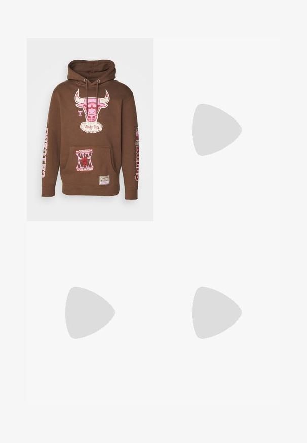 Mitchell & Ness NBA CHICAGO BULLS SUGAR BACON HOODIE - Vereinsmannschaften - brown; Drei weiße, gerippte Tanktops aus Baumwolle. Merkmale einen Rundhalsausschnitt und kleine schwarze Etiketten am Saum. In mehreren Größen erhältlich.; Schwarze Sporthosen mit elastischem Bund, aus glattem Stoff, mit dezenten Seitennähten und einem entspannten Schnitt, mit geradem Bein.; Schwarze Sneaker mit einem Obermaterial aus Wildleder und Synthetik, ausgestattet mit drei weißen Streifen, einer strukturierten Gummi-Sohle und einem blauen Logo-Tag auf der Zunge.