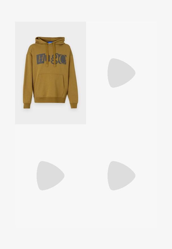 Felpa con cappuccio verde oliva con un grande logo "HUGO" in grigio scuro. Presenta una tasca frontale tipo kangaroo e polsini e orlo a costine.; Due magliette impilate: una bianca e una nera. Maniche corte, scollature rotonde, tessuto di cotone. Presentano un piccolo logo blu sul colletto.; Pantaloni neri con un design plissè, forma a gamba larga e texture liscia. Presentano un'etichetta rossa in vita.; Sneaker nera in pelle con superficie testurizzata, collo imbottito e dettaglio logo rosso. Presenta una suola in gomma spessa con un motivo di battistrada distintivo.