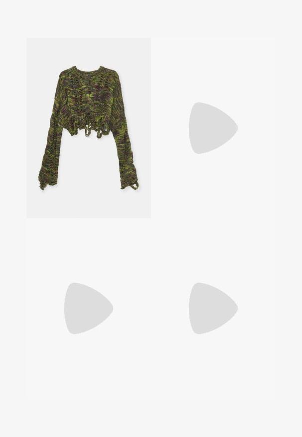 The Ragged Priest MURKY - Strickpullover - multi-coloured; Schwarze Polyester-Culotte mit einem elastischen Bund, zwei vorderen Falten und einer lockeren Silhouette. Keine sichtbaren Muster oder Hardware-Details.; Schwarze patentierte Sandalen mit Absatz, quadratischer Spitze, Knöchelriemen und silbernen Schnallen. Mit einem stabilen Blockabsatz für mehr Stabilität.; Schwarze Lederhandtasche mit geschwungener Form, abnehmbarem Tragegurt und goldenen Beschlägen. Die Tasche verfügt über einen Deckel mit einer Schnallen-Details.