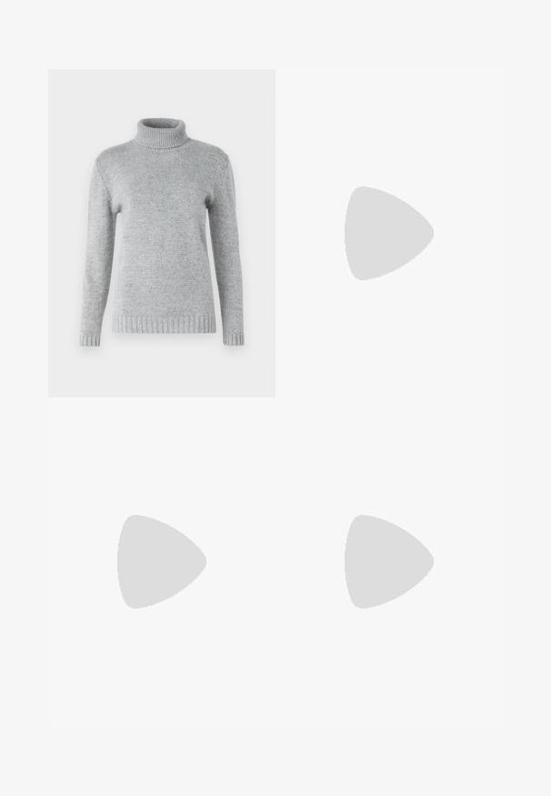 Pullover guler înalt de culoare gri deschis, realizat dintr-un material tricotat moale, cu mâneci lungi și textură ribbată la guler și la tiv.; Jeans evazate de culoare albastră închisă, fabricate din denim. Prezintă o talie înaltă, buzunare frontale și detalii cu fante la tiv. Design clasic cu cinci buzunare.; Cizme negre din piele cu guler până la gleznă, având vârf ascuțit și toc bloc, asortate cu pantaloni argintii strălucitori, evidențiind texturi elegante și culori contrastante.; Sœur Geantă crossbody - cognac