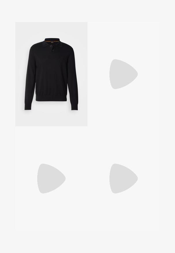 Svart langermet polo med krage, med to knapper, ribbestrikkede mansjetter og en subtil logo på brystet. Myk, strikket tekstur.; Beige bukser laget av et glatt stoff, med rett ben-design, frontknapp-lukking og subtile bretter langs fronten.; Sorte lærloafere med rund tå, med en syddesign, lav plattformsåle og en teksturert, ruggede gummisåle.; Ray-Ban solbriller med grønne linser, svarte plastikkrammer og gullkanter. Firkantet form med matt finish.