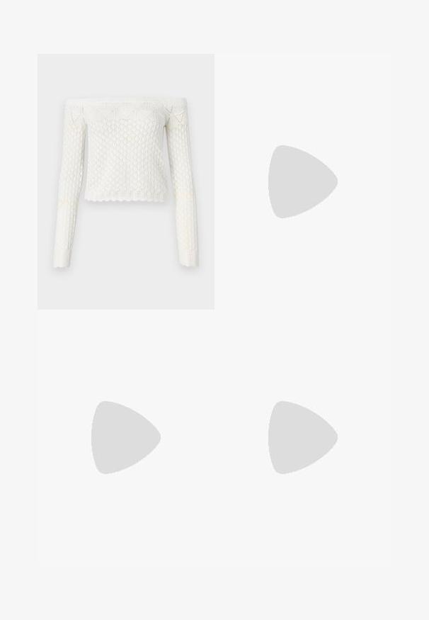 Fehér, off-shoulder kötött crop top gyémántmintával, hosszú ujjal és fodros aljjal. Texturált kötött anyagból készült.; Magas derekú, bő szárú farmernadrág fakó fekete denim anyagból, elülső szakadt részletekkel, gombos záródással és öt zsebes kialakítással.; Fekete bőr, fűzős boka csizma vastag talppal és sárga varrással, egy sárga kör alakú háttéren felfüggesztve.; Teknősbékahéj mintázatú napszemüveg, ovális lencsékkel, sötét kerettel, világos és sötétbarna mintákkal, vékony, ívelt templarészekkel.