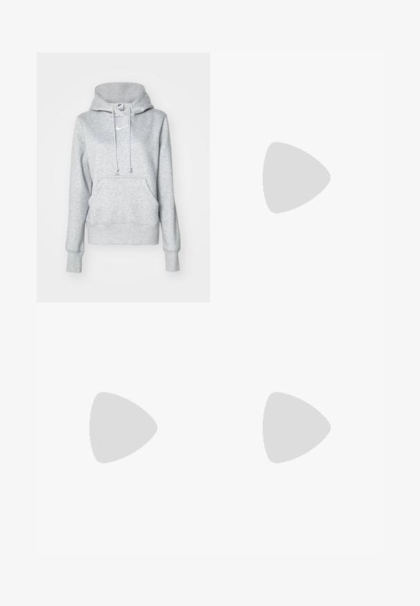 Grå bomulds hoodie med en lomme foran, snoretræk i hætten, ribbede manchetter og et lille hvidt Nike-logo på brystet.; Even&Odd by Zalando 3 PACK - Top - black/off-white/blue; Carhartt WIP BRANDON PANT CAMANO  - Jeans Relaxed Fit - blue worn used wash; Sølv Nike sneakers med en glat, blank finish, sorte snørebånd og velcrobånd. Båret med ribbede, cremefarvede sokker.