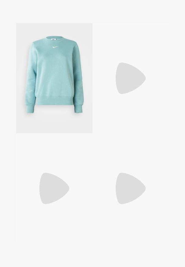 Lichtblauwe sweatshirt met ribgebreide boorden en zoom, ronde Hals en een klein wit logo op de borst. Gemaakt van zachte stof.; Mintgroene sweatshirtbroek met een elastische tailleband, koord en geribde boorden. Bevat een klein wit Nike-logo op de linker bovenbeen.; Nike sneaker met een gladde, witte bovenkant, zilveren accenten en een zwarte rubberen zool. Voorzien van Air-demping en een gestroomlijnd ontwerp.; Aviator zonnebril met een gradient blauwe lens, zilveren metalen frame en decoratieve sterrenaccenten op de lens. Glad en strak ontwerp.
