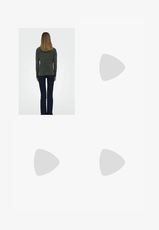 Maglione grigio scuro, strutturato, con maniche lunghe, abbinato a jeans a zampa d'elefante blu scuro e stivali neri con tacco a blocco, visto da dietro.; Pantaloni a gamba larga in tessuto nero uniforme, con vita piatta, passanti per cintura e una superficie liscia, senza motivi o dettagli visibili.; Even&Odd by Zalando Decolleté - blue denim; Even&Odd by Zalando Borsa a mano - white