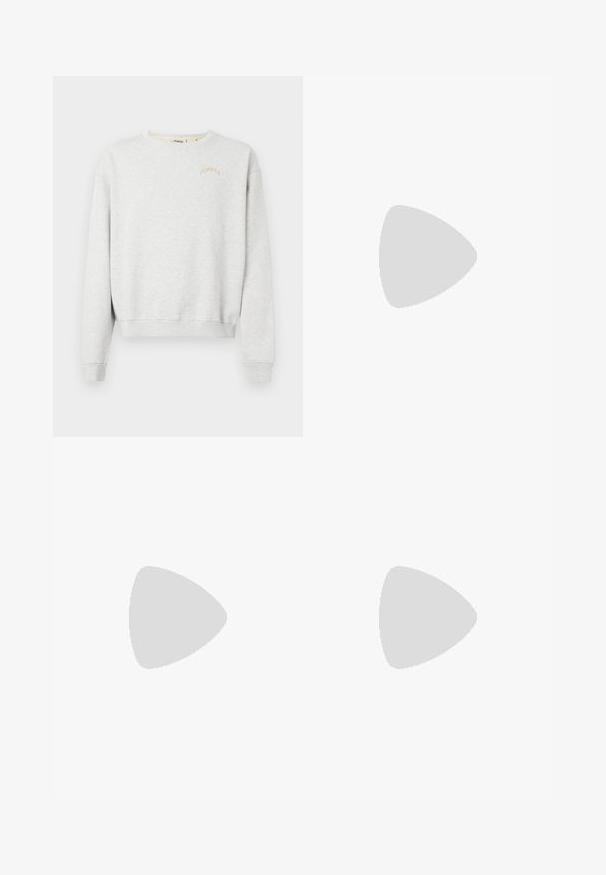 Vaaleanharmaa collegepaita pehmeästä kankaasta, jossa on pyöreä pääntie, resorit hihansuissa ja "POMPEII"-kirjailu beigen värisenä.; Mustat suorat farkut, joissa on etupainike ja vetoketju, vyölenkit ja viisi taskua, aseteltuna litteäksi valkoista taustaa vasten.; Ruskonsin ja sininen ruutukuvioinen leveälahkeinen housut yhdistettynä valkoisiin kenkiin, joissa on mustia yksityiskohtia ja tekstuuripohjat, vihreää taustaa vasten.; Mustat aurinkolasit, joissa on suorakulmainen muoto, valmistettu kestävästä muovista, harmailla tummennetuilla linsseillä ja kultaisella yksityiskohdalla sivussa.