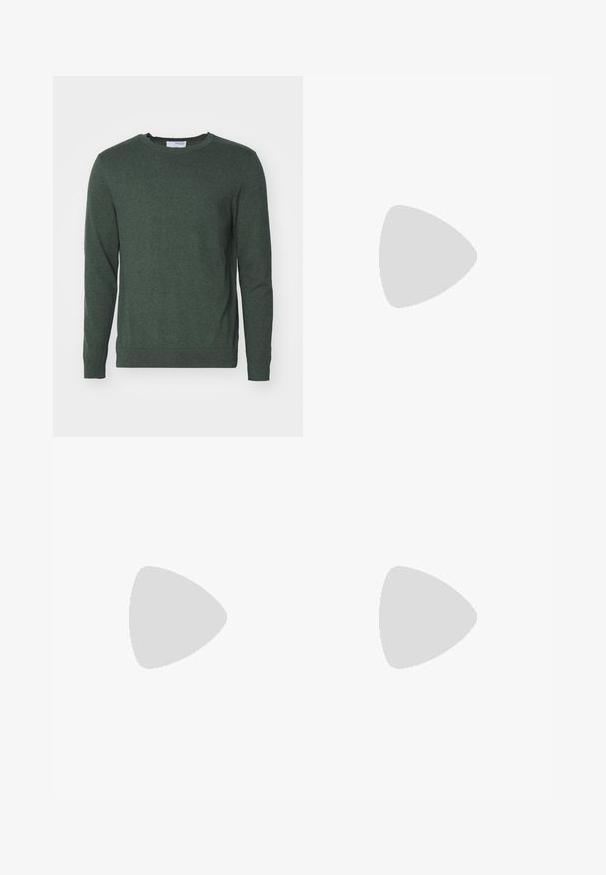 Zelený sveter s okrúhlym výstrihom vyrobený z textúrovanej pleteniny. Má dlhé rukávy a rebrované manžety a lemy pre priliehavý vzhľad.; Čierna košeľa na gombíky vyrobená z hladkej tkaniny, so štyrmi náprsníkmi, bodovým golierom a gombíkovými manžetami. Jednoduchý dizajn s minimálnym zdobením.; Svetlomodré denimové džínsy so strihom rovného nohavice, vysokým pásom a minimálnymi detalmi šitia. Tkanina má mäkkú, mierne vyblednutú textúru.; Čierne kožené poltopánky s hladkým povrchom, s predným remienkom a robustnou gumovou podrážkou s drážkovanými akcentmi.