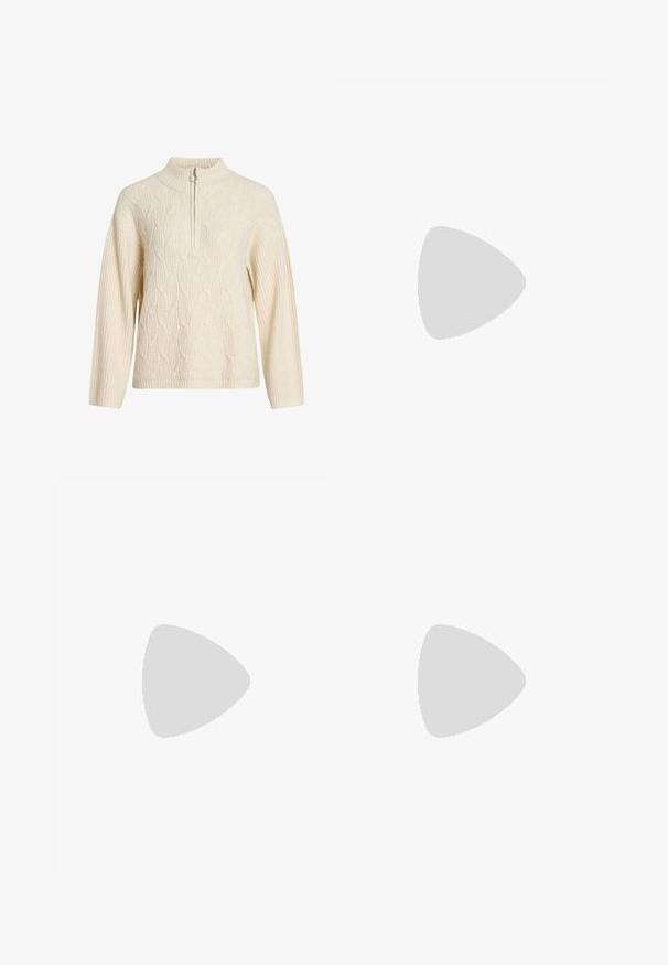 Krēmkrāsas adīts džemperis ar augstu apkakli un puszipsi; tam ir strukturēts kabeļu raksts un ribotas piedurknes un apakšmala.; Melni zvilnēti džinsi ar izplestiem iekšējiem galiem, ar vidēju vidukļa augstumu, priekšējām kabatām un pogu aizdari. Gluda tekstūra ar minimālām šuvju detaļām.; Melni ādas potītēm zābaki ar apļveida purngalu, auklām priekšpusē un biezu gumijas zoli ar teksturētu protektoru. Velkšanas cilpa aizmugurē.; Melnas ādas saķeres soma ar atloku un zelta metāla sprādzi. Ietver melnu siksnu un elegantu, minimālistisku dizainu.