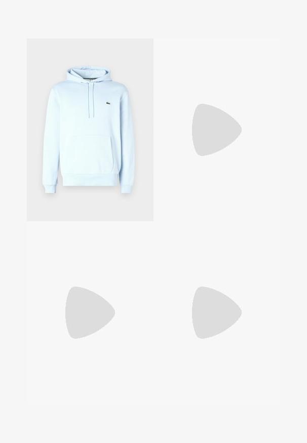 Sudadera de color azul claro hecha de tejido suave, que cuenta con un bolsillo canguro, cordones y un pequeño logotipo verde en el área del lado izquierdo del pecho.; Camiseta de algodón blanca con mangas cortas, que presenta un logo de Calvin Klein en relieve en el centro. Diseño clásico de cuello redondo. Textura suave.; Pantalones ajustados color crema con tejido texturizado. Presentan un diseño de pierna recta, lazos para el cinturón y dos bolsillos frontales. Sin patrones.; Zapatilla blanca con parte superior de malla y sintético, puntera redonda, cordones planos y una franja lateral texturizada. Suela de goma con un tirador en la parte posterior.