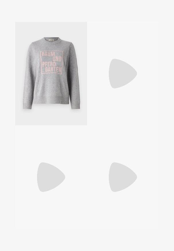 Grau gestrickter Pullover aus weichem Material mit einem gerippten Rundhalsausschnitt und Rippbündchen. Mit einem pinken Textdesign, das "BAUM UND PFERDGARTEN" in einem Quadrat liest.; Dunkelblaue Nadelstreifenhosen mit hoher Taille, weit geschnittenem Bein und ohne sichtbare Beschläge oder Verzierungen. Glatte Textur und taillierte Passform.; Paul Smith TOPANGA - Klassischer Ballerina - black; Faltige beigefarbene Ledertasche mit einem silbernen Metallrahmen, ausgestattet mit zwei runden dekorativen Verschlüssen und einem silbernen Kettenriemen.