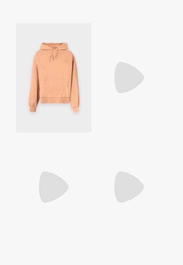 Sweatshirt cor pêssego com um bolso frontal, capuz com cordão e punhos canelados. Textura suave, design casual, apresenta um discreto detalhe de logotipo.; T-shirt branca de algodão com mangas curtas, decote redondo, apresentando um pequeno logótipo dourado na área do peito esquerdo. Textura macia e ajuste regular.; Jeans de ganga escura com uma cintura alta, design de perna reta, costuras em contraste e bolsos de remendo na frente.; Sapatilhas de camurça pretas com solas de borracha branca e riscas laterais, combinadas com calças de carga verde claro, em pé sobre uma superfície escura e texturizada.