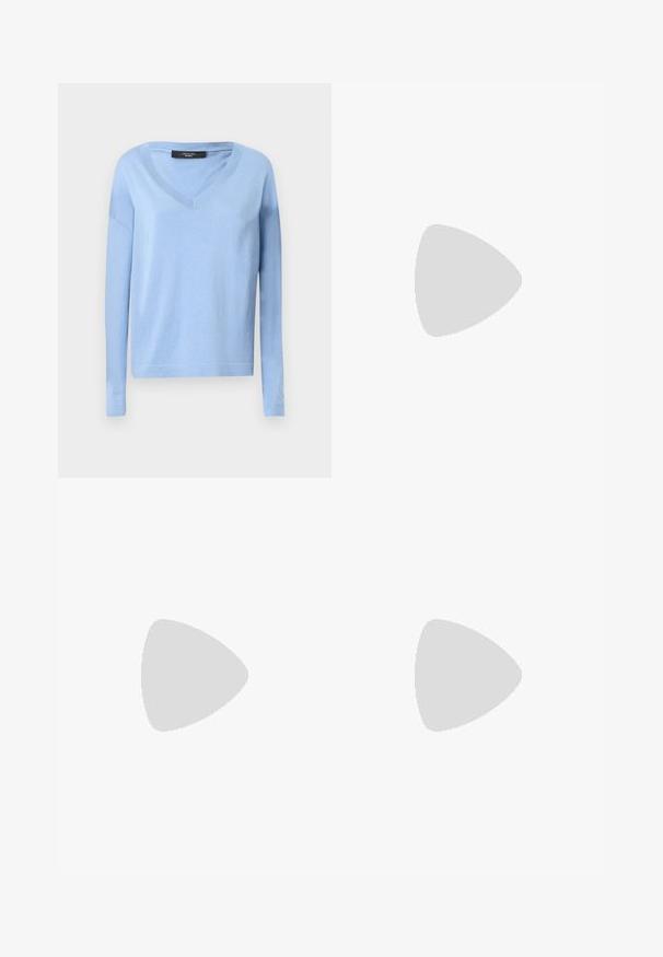 Ανοιχτό μπλε, πουλόβερ με μακριά μανίκια και V-λαιμόκοψη. Φτιαγμένο από μαλακό ύφασμα, με χαλαρή γραμμή και πλεκτές μανσέτες και στρίφωμα.; Σκούρο μπλε κοντομάνικο μπλουζάκι από μαλακό ύφασμα, με στρογγυλή λαιμόκοψη και ριμπ περιφέρειες, λεία υφή, και χωρίς ορατά σχέδια.; Μπλέ τζιν παντελόνια σε φαρδιά γραμμή με ψηλή μέση, που διαθέτουν κουμπί κλεισίματος, θηλίες ζώνης και διακριτές ραφές κατά μήκος των τσεπών και των τελειωμάτων.; Λευκό αθλητικό παπούτσι με υφασμάτινο καπάκι από σουέντ, ομαλή καλή, διακοσμητικά κορδόνια και μαύρη λάστιχο τακούνι.