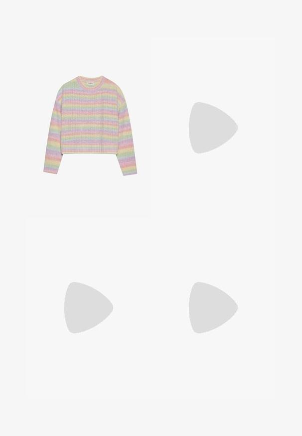 Pastellfarbener gestreifter Strickpullover mit Rundhalsausschnitt, langen Ärmeln und verkürztem Saum. Der Stoff hat eine leicht strukturierte Oberfläche.; Hellblaue Jeansshorts mit hoher Taille, Fünf-Taschen-Design und fransigem Saum. Sie haben einen Knopfverschluss vorne und dezente Ausbleichungen.; Sportschuhe mit einem Obermaterial aus weißem Leder, grauer Wildleder-Zehenkappe und drei schwarzen Streifen. Sie verfügen über ein blaues Logo auf der Zunge und eine strukturierte Gummisohle.; Schwarze Handtasche aus Kunstleder im Krokodil-Look mit strukturiertem Design, goldfarbenen Akzenten, einem oberen Tragegriff und einem magnetischen Klappverschluss.