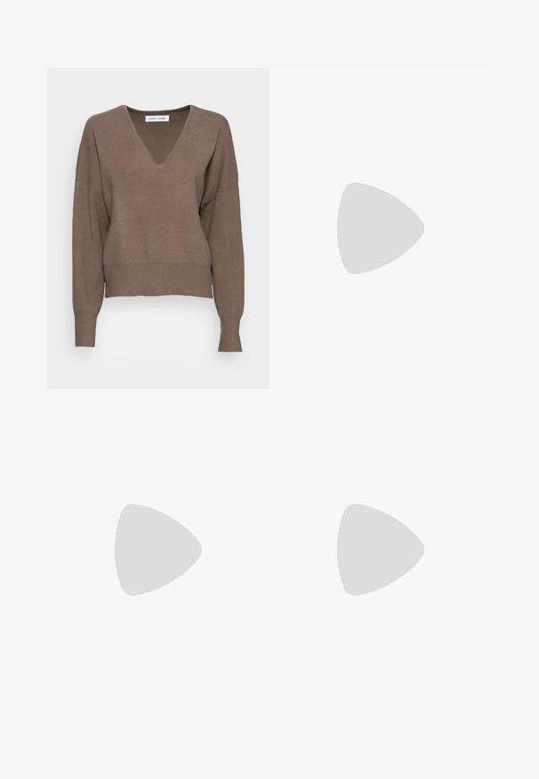 Samsøe Samsøe NIKA V NECK - Camisola - chocolate chip; Calças brancas, ajustadas, com um design de perna reta, apresentando um fecho de botão, passantes para cinto e bolsos laterais; textura de tecido suave.; Sapatilhas slingback de cor rosa pálido com bico fino, feitas de um material semelhante a couro liso. Apresentam detalhes recortados nas laterais e um salto plano.; Saco tote bege com "SAMSOE" impresso duas vezes, chinelos castanhos com acabamento de pelo branco, meias brancas e um casaco de pele de carneiro castanho sobre uma superfície de madeira.