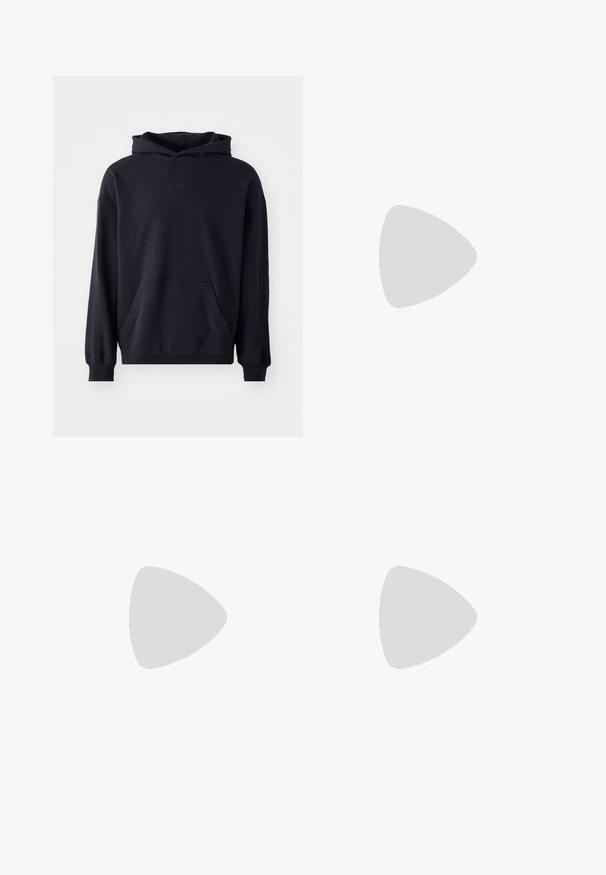 Sweatshirt com capuz preto, feito de tecido suave, com um bolso frontal, mangas longas, punhos canelados e um logotipo discreto no peito.; T-shirts brancos de algodão, mangas curtas, design de gola redonda, com textura lisa, empilhados em fila, com uma marcação subtil na gola.; Calções pretos em algodão com uma cintura elástica, costuras laterais e um pequeno logótipo branco na perna esquerda. Textura suave, design até ao joelho.; Sneakers pretos com parte superior em camurça e sintético, apresentando três riscas brancas, sola de borracha texturizada e etiqueta azul no linguete.