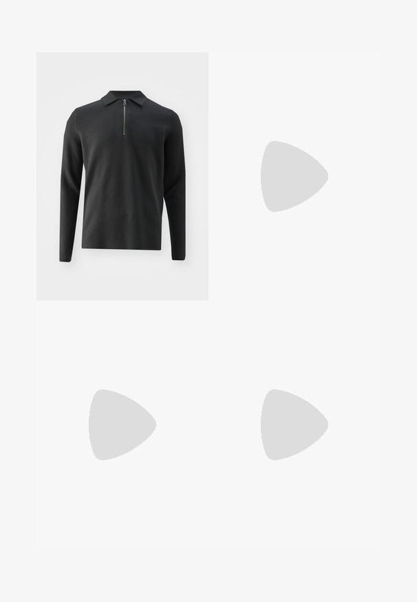 Samsøe Samsøe GUNA HALF ZIP - Strikkegenser - volcanic ash; Sorte denimjeans med rett passform. Har fem lommer, to frontlukkinger med knapp og subtile kontrasterende sømmer. Matt tekstur.; Svart lær snøre sko med rund tå, glatt tekstur, minimal søm, og lav gummihæl. Logo på hælen.; Svart duffelbag laget av teksturert syntetisk materiale. Har to hender og en justerbar skulderstropp. Enkel design uten synlige mønstre.