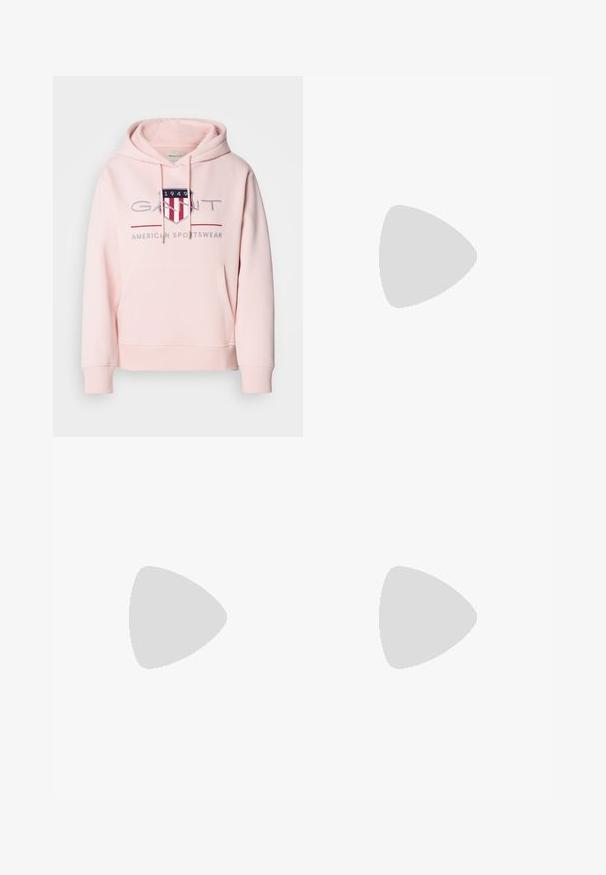 Vaaleanpunainen huppari, joka on valmistettu pehmeästä kankaasta. Siinä on etutasku, nyöritettävä huppu ja brodeerattu logo punaisilla ja sinisillä yksityiskohdilla.; Korkeavyöttäröiset, tummansiniset leveälahkeiset farkut, joissa on etutaskut ja nappisuljenta. Sisältää kontrastiväristä ompelua ja sileän pinnan.; Valkoinen lenkkari, jossa on vaaleanvihreitä yksityiskohtia, teksturoitua nahkaa ja litteät kumipohjat. Yhdistetty leveälahkeisiin farkkuihin.; Musta nahkainen käsilaukku, jossa on kerroksellinen muotoilu, kaksinkertainen nauhakiinnitys ja irrotettava olkahihna. Sisältää metallisen logo-yksityiskohdan.