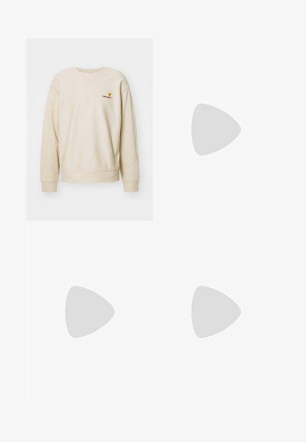 Beige sweatshirt met een ronde halslijn en raglanmouwen. Voorzien van een klein geborduurd logo op de linkerborst. Zacht, getextureerd materiaal.; Donkerblauwe spijkerbroek met een rechte pijpdesign, voorzien van lichte stikseldetails en een knoopsluiting aan de voorkant. Soepele textuur.; Witte leren sneakers met een grijze suède neuskap, drie horizontale witte strepen, blauwe accenten en een bruine rubberen loopzool. Geweven detail op de zool.; Zwarte rechthoekige zonnebril met donkere lenzen, glanzende kunststof montuur en brede veren. Subtiele branding aan de zijkant.