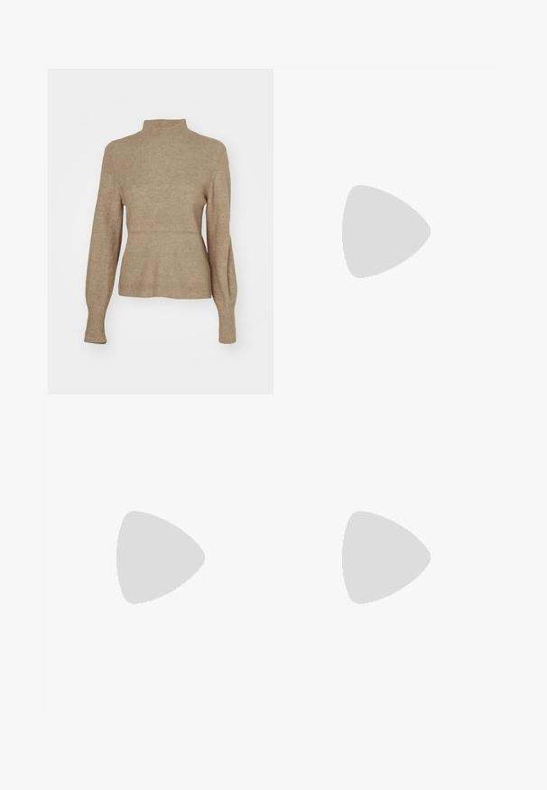 Beige ribbad stickad tröja med hög krage och figurnära kropp. Långa ärmar smalnar av vid handlederna och visar en mjuk textur och avslappnad design.; Bruna vida byxor tillverkade av ett mjukt tyg, med hög midja, framtida veck och två sidofickor.; Brun lädersandal med ett korsremdesign, platt svart sula och justerbar baksida. Slät yta och minimala hårdvarudetaljer.; Tan mockasinväska med två långa handtag, rektangulär form och dekorativ sömnad. Har en sidremsa och subtila detaljer i guldmetall.
