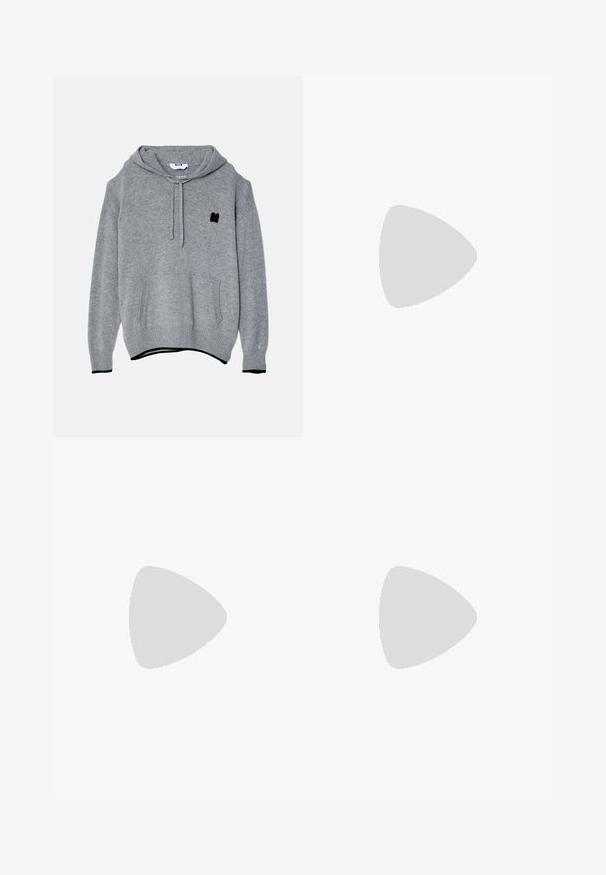 Grauer Strickhoodie mit einer Vordertasche, Kapuze mit Kordelzug, schwarzem gesticktem Logo auf der Brust und gerippten Bündchen und Saum.; Cremefarbenes Kurzarm-Polohemd mit V-Ausschnitt, strukturiertem Stoff und einfachem Kragen. Glatte Oberfläche ohne sichtbare Muster oder Akzente.; Weiße, maßgeschneiderte Hosen mit flachem Bund, zwei Falten und umgeschlagenen Säumen. Hergestellt aus einem glatten Stoff mit einem Knopfverschluss an der Taille.; Beige Wildledersneaker mit einem Low-Top-Design, runder Zehenform, flachen Schnürsenkeln und einer strukturierten Gummisohle. Minimalistischer Stil ohne sichtbare Logos.