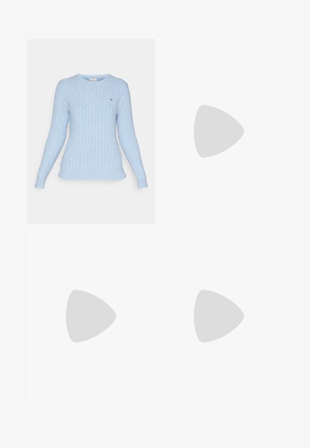 GANT STRETCH C NECK - Maglione - dove blue; Jeans a gamba larga di denim blu scuro con vita alta, caratterizzati da cuciture arancioni, design a cinque tasche e chiusura con bottone.; Sneakers in suede rosa con strisce ondulate bianche e suole in gomma marrone, abbinati a jeans in denim a gamba larga blu chiaro.; Orecchini in metallo argento caratterizzati da forme arrotondate, con una finitura lucida e delicate incisioni del marchio "BOSS" nelle sezioni inferiori.
