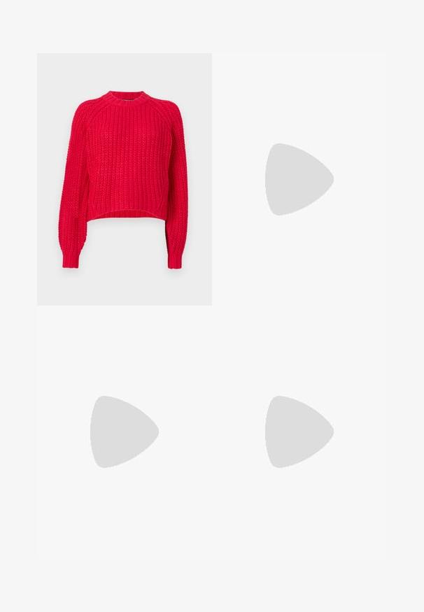 Rdeča pletena svetilka se ponaša z klasičnim okroglim izrezom, dolgimi raglan rokavi, rebrastimi manšeti in teksturirano tkano strukturo.; Klasične modre jeans hlače s ravnim krojem, petimi žepi in gumbom za zapiranje. Imajo srednje pranje in trdno teksturo.; Bela usnjena tenisača z bež semiš poudarki, perforiranim prednjim delom, ravnimi vezalkami in strukturiranim kremnim podplatom. Ima diskretno blagovno znamko na peti.; Črna torbica iz umetnega usnja s krokodilovo teksturo, z zvitim vrhom in zmečkano naramico. Zdi se mehka in kompaktna v oblikovanju.