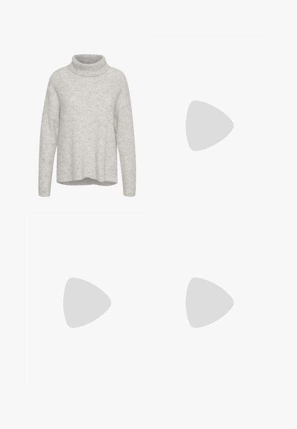 Lichtgrijze trui met een col, lange mouwen en een ruime pasvorm. Zachte textuur met subtiele kleurnuances door het materiaal.; Zwarte broek met een rechte pasvorm, voorzien van zijzakken en plooien aan de onderzijde. Gemaakt van zachte, gladde stof. Geschikt voor verschillende gelegenheden.; Zwarte gepatenteerde sandalen met hak en een vierkante neus, enkelbandjes en zilveren gespen. Heeft een stevige blokhak voor stabiliteit.; Zwarte leren handtas met een gladde textuur, rechthoekige vorm en twee lange handvaten. Geen zichtbare hardware of versieringen.